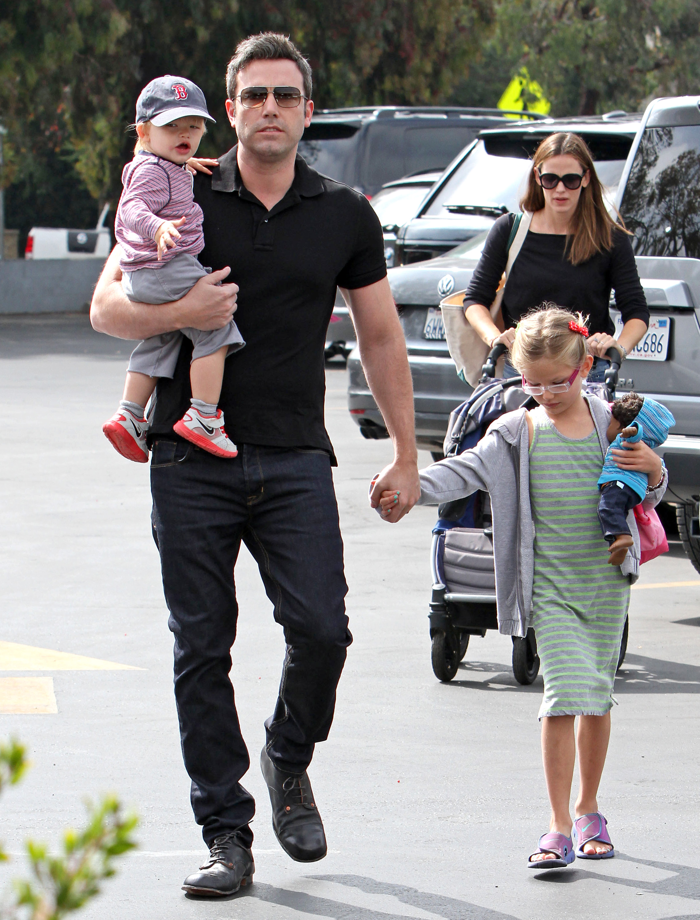 Ben Affleck and Jennifer Garner spotted with their children Violet and Samuel in Los Angeles, California on August 11, 2013 | Source: Getty Images