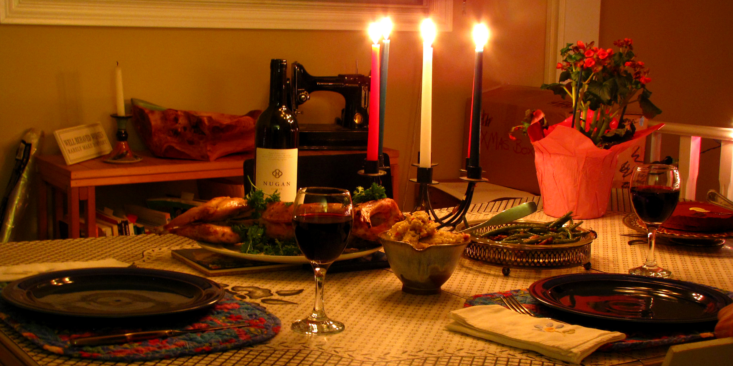 A romantic dinner setting | Source: Flickr