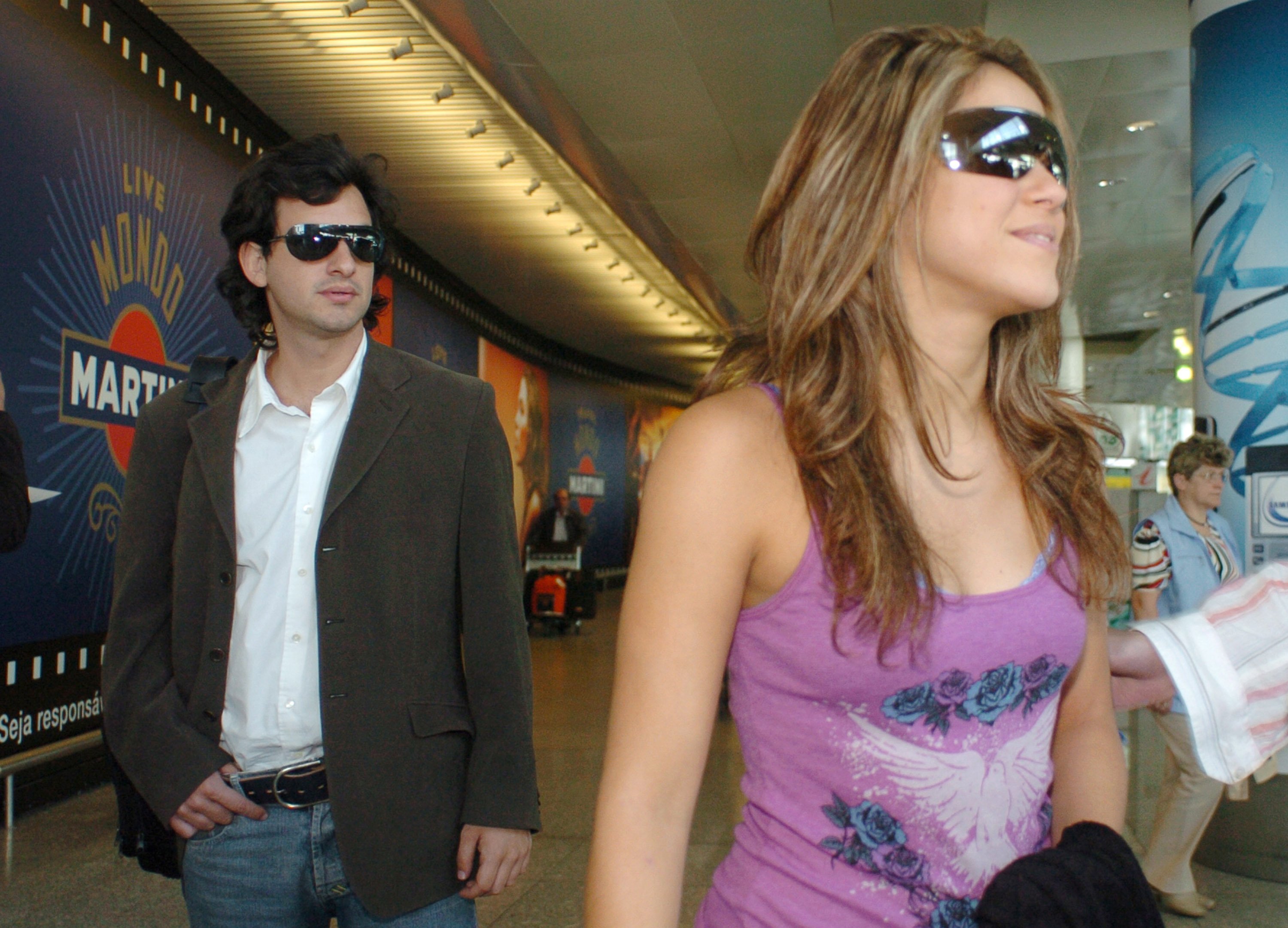 Shakira and Antonio de la Rua at Lisboa airport on May 25, 2006, in Lisbon, Portugal | Source: Getty Images