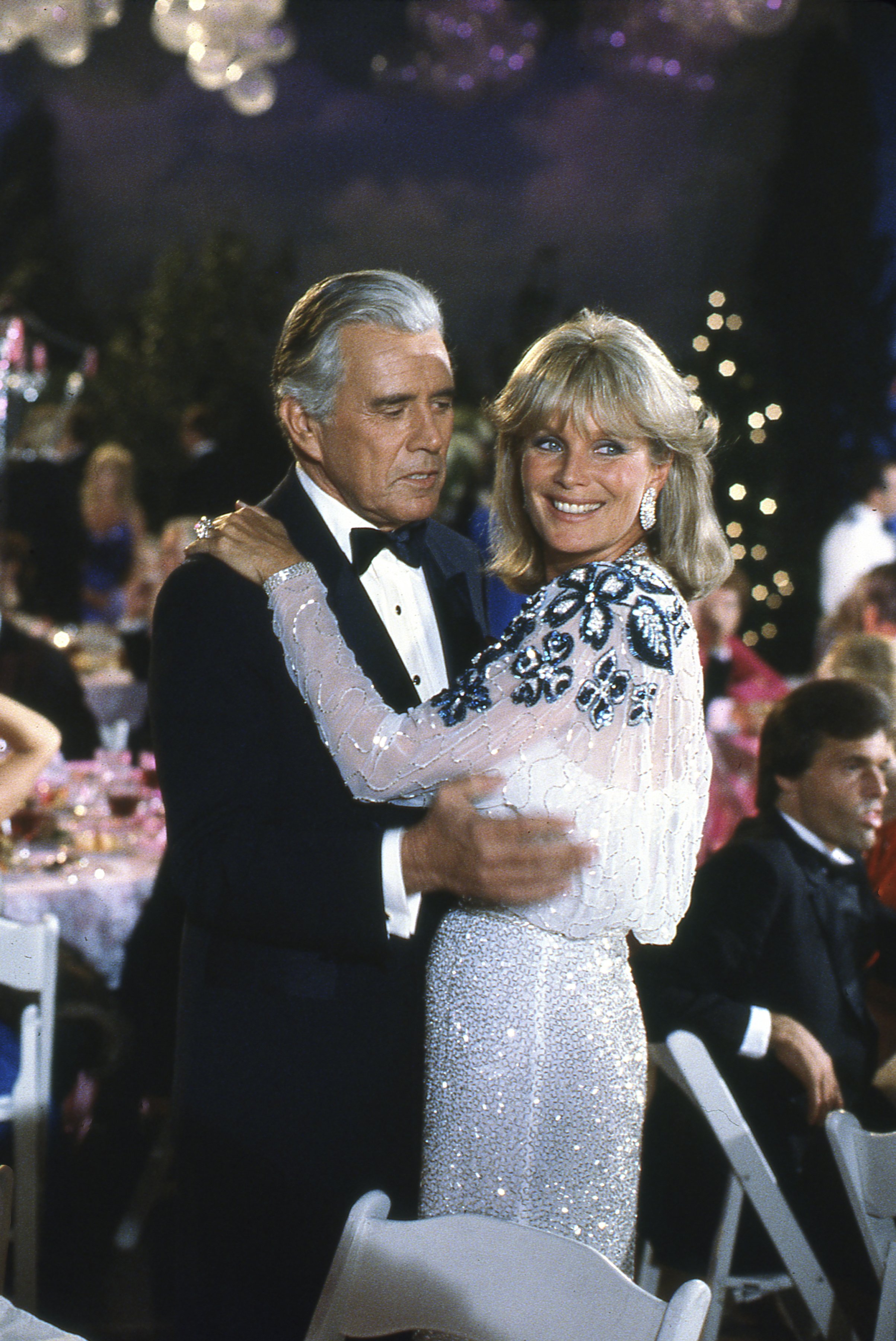 Linda Evans y John Forsythe en el set de "Dynasty" en 1984. | Foto: Getty Images