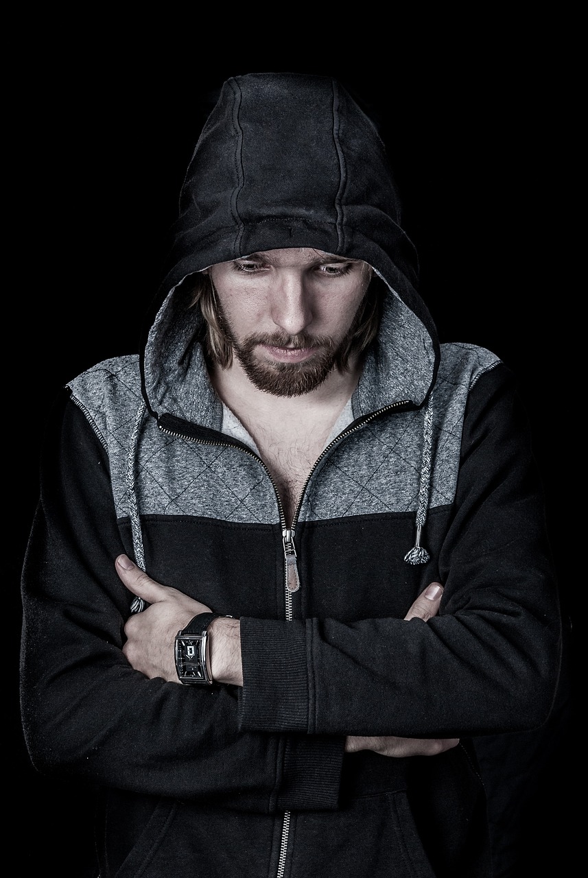 A sad man covered in a hoodie | Source: Pixabay
