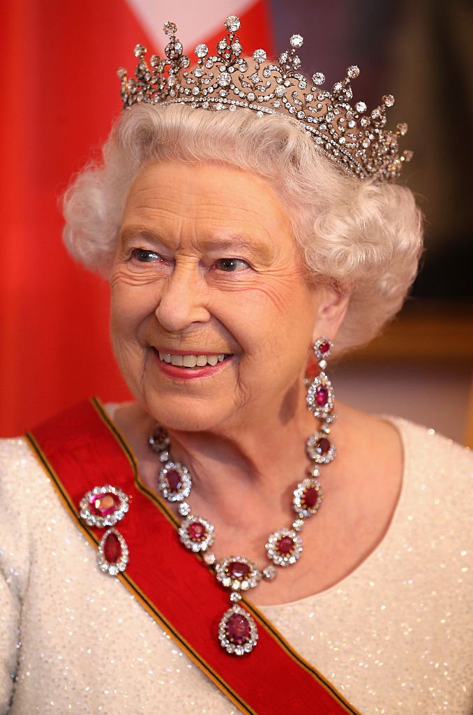 La reine Elizabeth II rencontre des invités lors d'un banquet d'État au château de Bellevue, à Berlin, Allemagne. | Photo : Getty Images