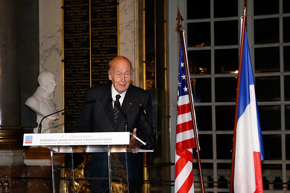 Valery Giscard d'Estaing s'exprime lors du dîner de gala "France-USA" au Château de Versailles. |Photo : Getty Images