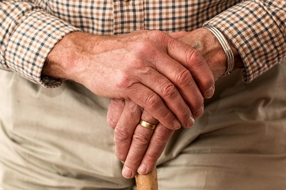 Manos de un anciano que sostiene un batón. | Foto: Pixabay