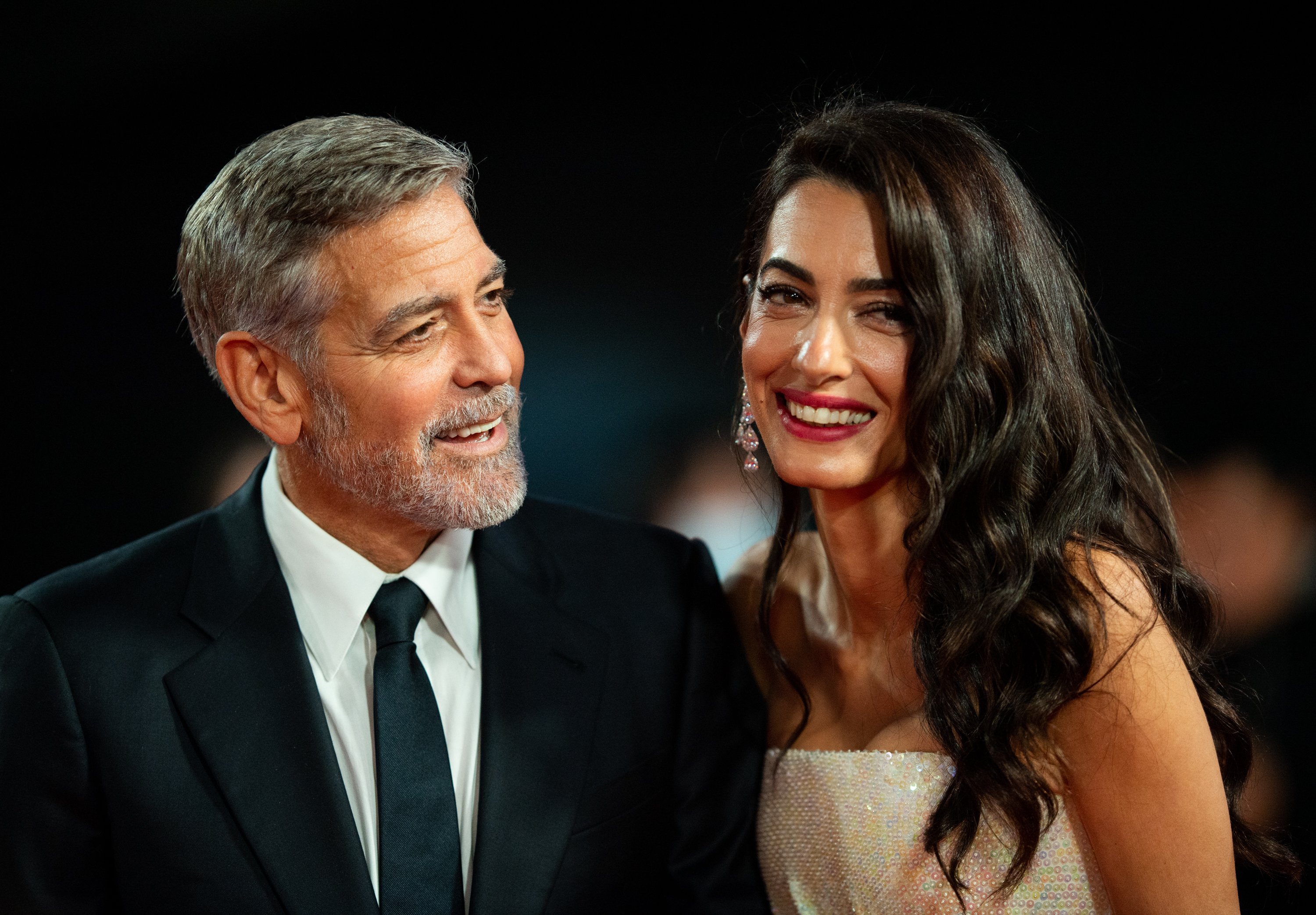 George Clooney y Amal Clooney en el estreno de "The Tender Bar" durante la 65ª edición del BFI London Film Festival el 10 de octubre de 2021 en Londres, Inglaterra. | Foto: Getty Images