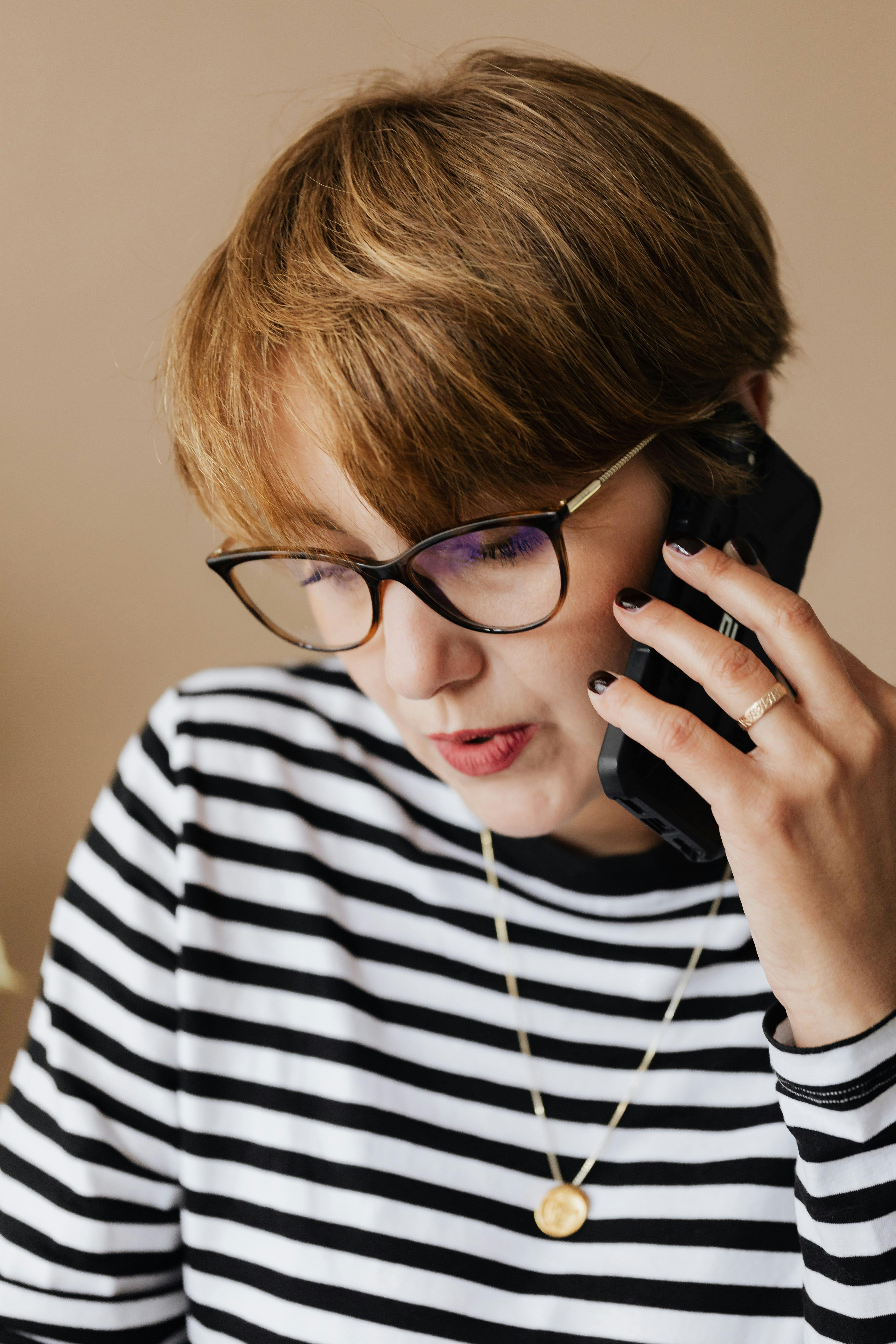 A woman on a phone call | Source: Pexels