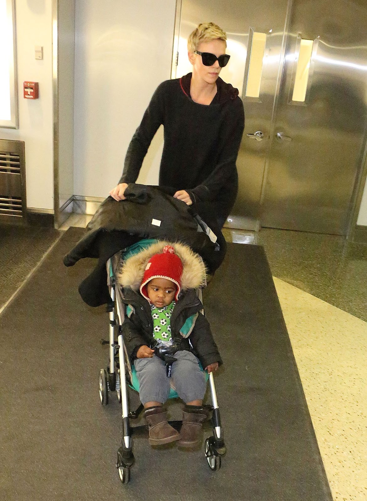 Charlize Theron and her daughter Jackson Theron spotted at Logan International Airport on March 16, 2013, in Boston, Massachusetts. | Source: Getty Images