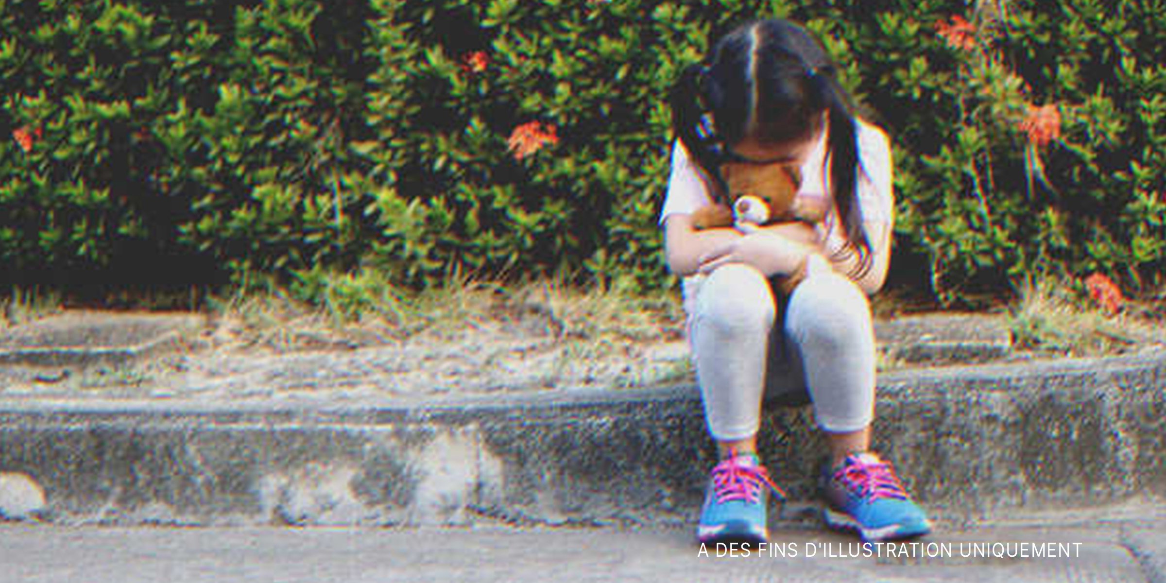 Une petite fille triste au bord de la route | Source : Shutterstock 