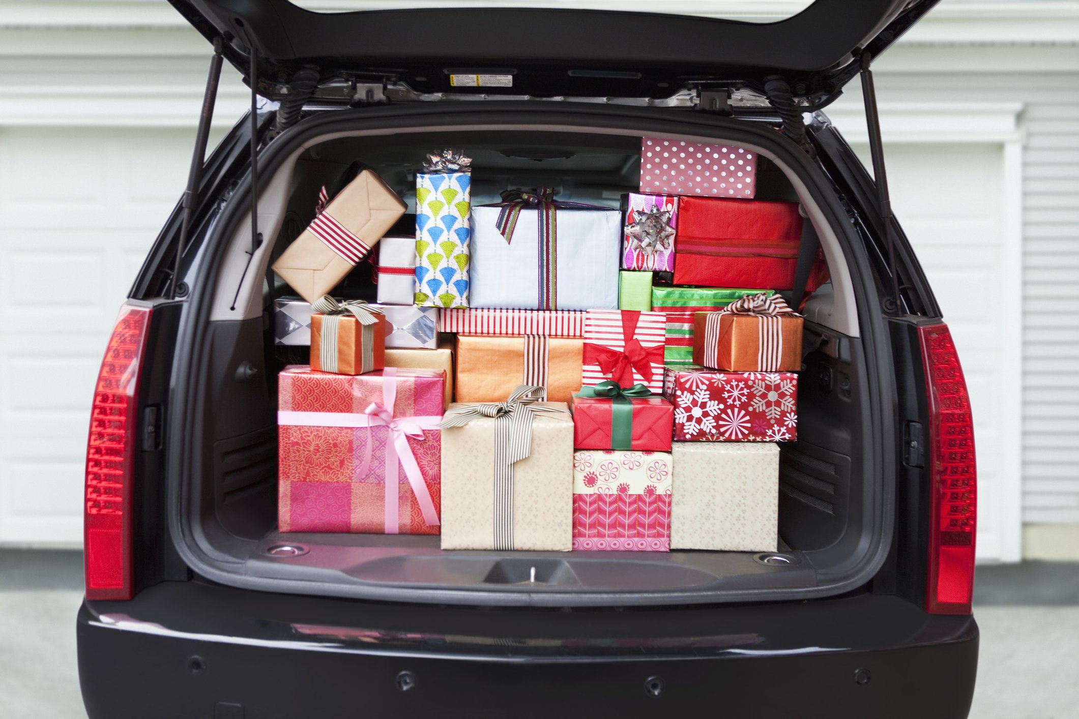 Auto mit Kofferraum voller Geschenke I Quelle: Getty Images