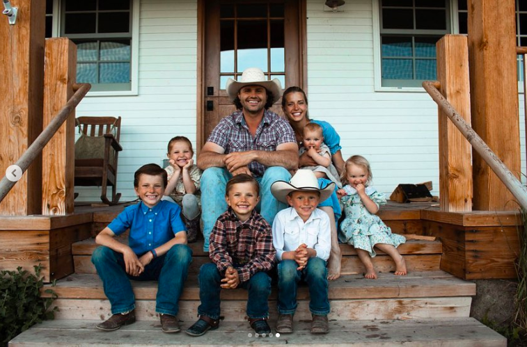 Daniel and Hannah Neeleman posing for a picture with their kids, posted on June 14, 2021 | Source: Instagram/ballerinafarm