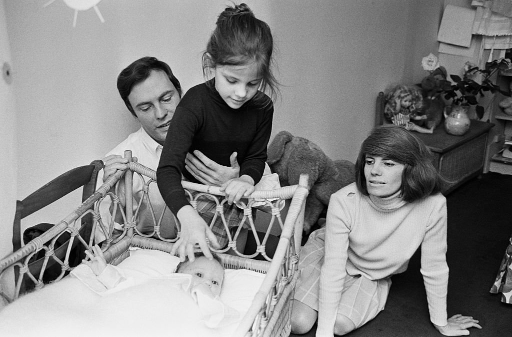 L'acteur français Jean-Louis Trintignant avec sa femme, la réalisatrice et scénariste Nadine Trintignant, et leurs filles Marie (7 ans) et Pauline, dans leur maison à Paris. | Photo : Getty Imlages