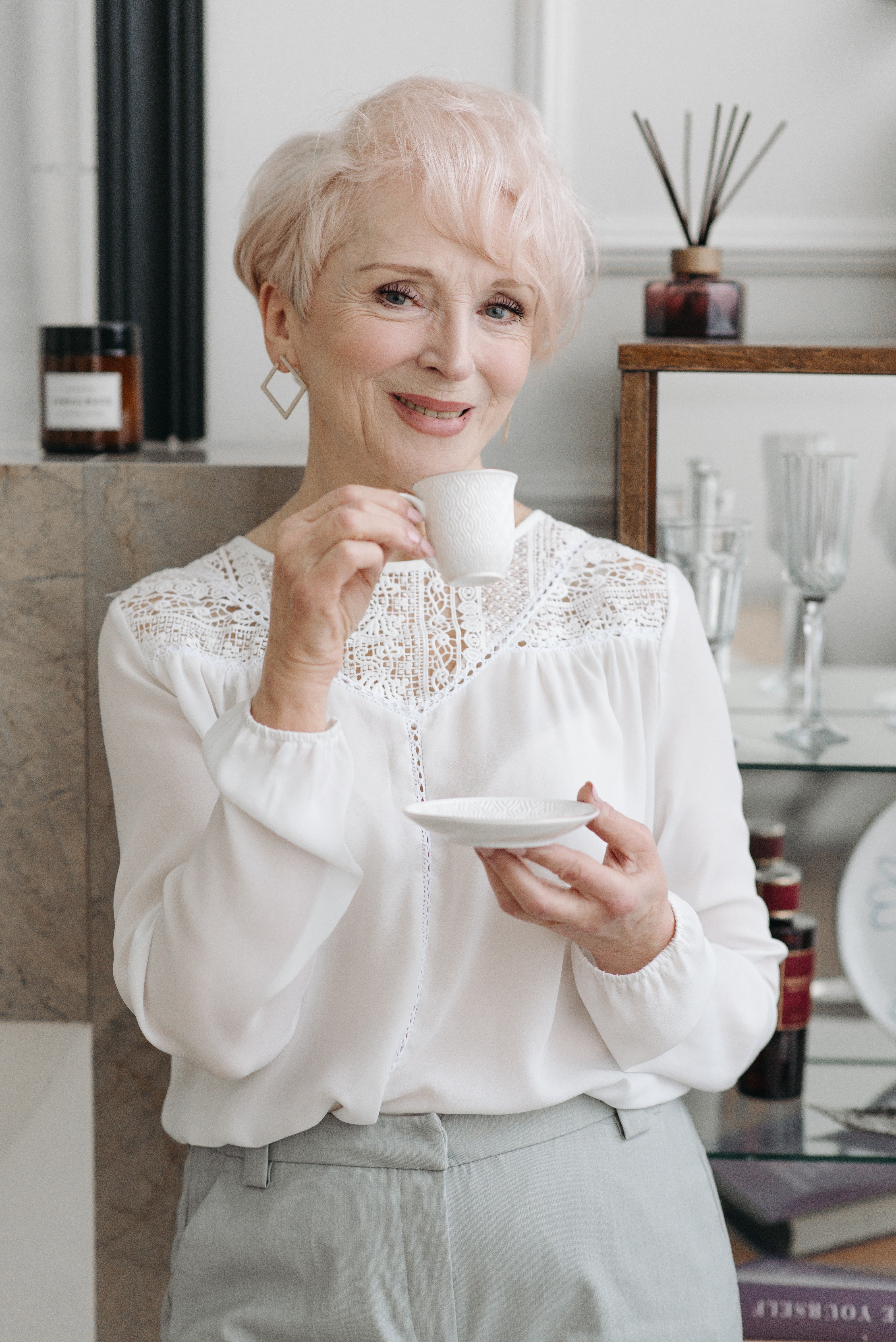Una mujer mayor disfruta de una taza de te. | Foto: Pexels