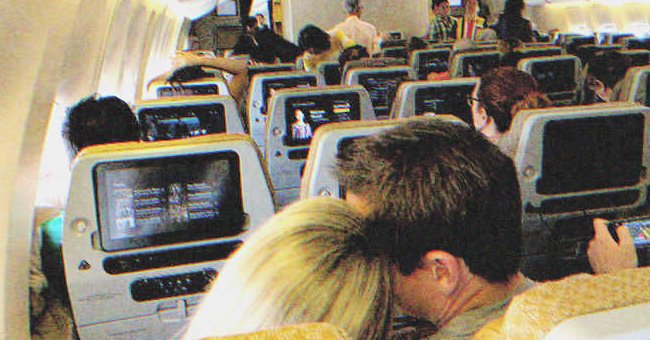 Pasajeros sentados en los asientos de un avión. | Foto: Shutterstock