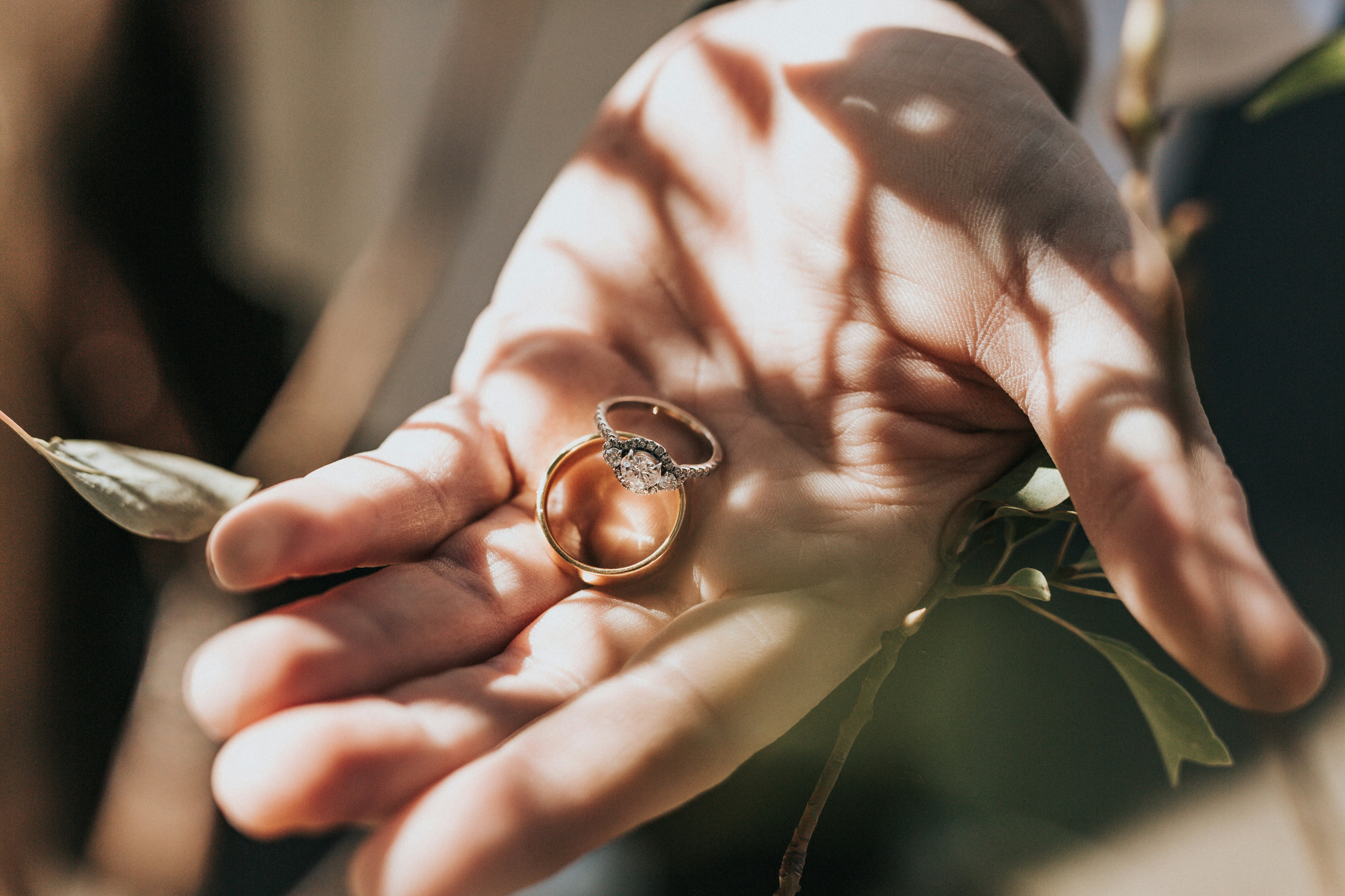 A person holding rings | Source: Unsplash