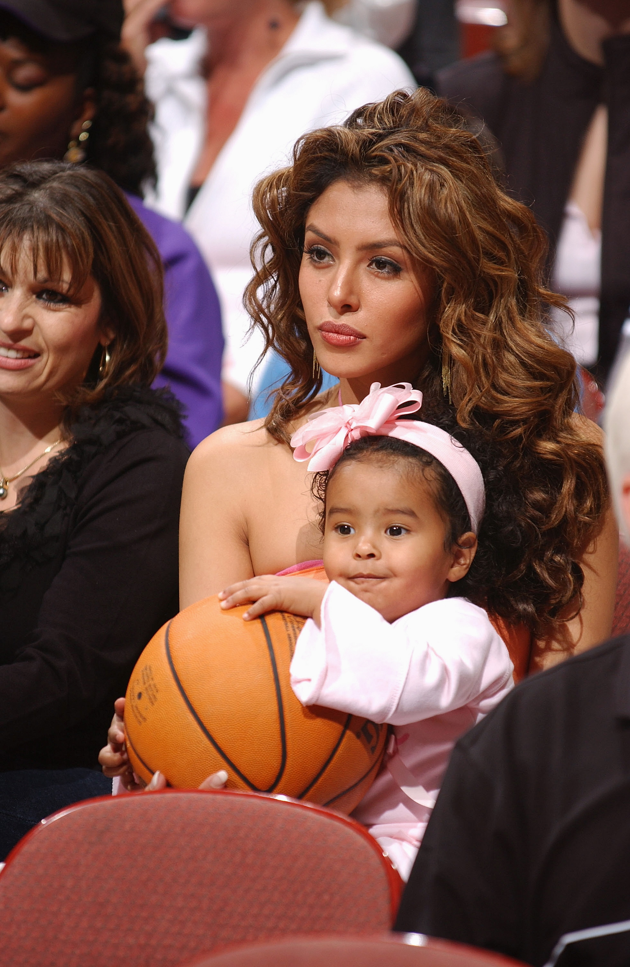 Vanessa Bryant and her daughter Natalia Bryant during the preseason game at Arrowhead Pond of Anaheimon on October 12, 2004 in Anaheim, California | Source: Getty Images
