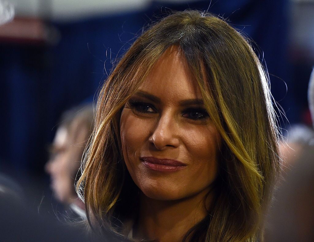 Melania Trump, esposa del presidente de los Estados Unidos, Donald Trump mientras habla con los periodistas en la sala de spinning el 15 de diciembre de 2015. | Foto: Getty Images