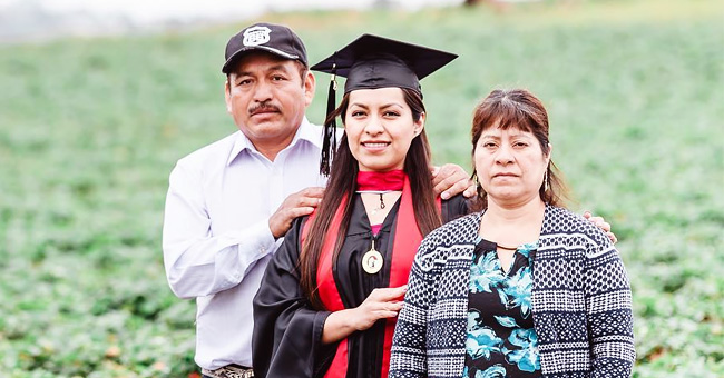 Historia de la mujer que rindió homenaje a sus padres migrantes con sus fotos de graduación
