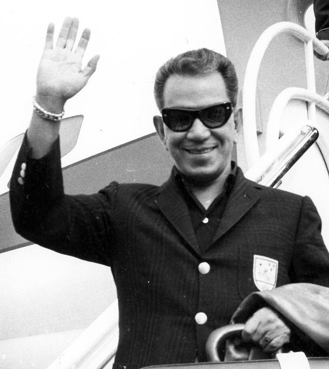 Mario Moreno bajando de un avión en el Aeropuerto de Madrid-Barajas en 1964. | Foto: Wikipedia