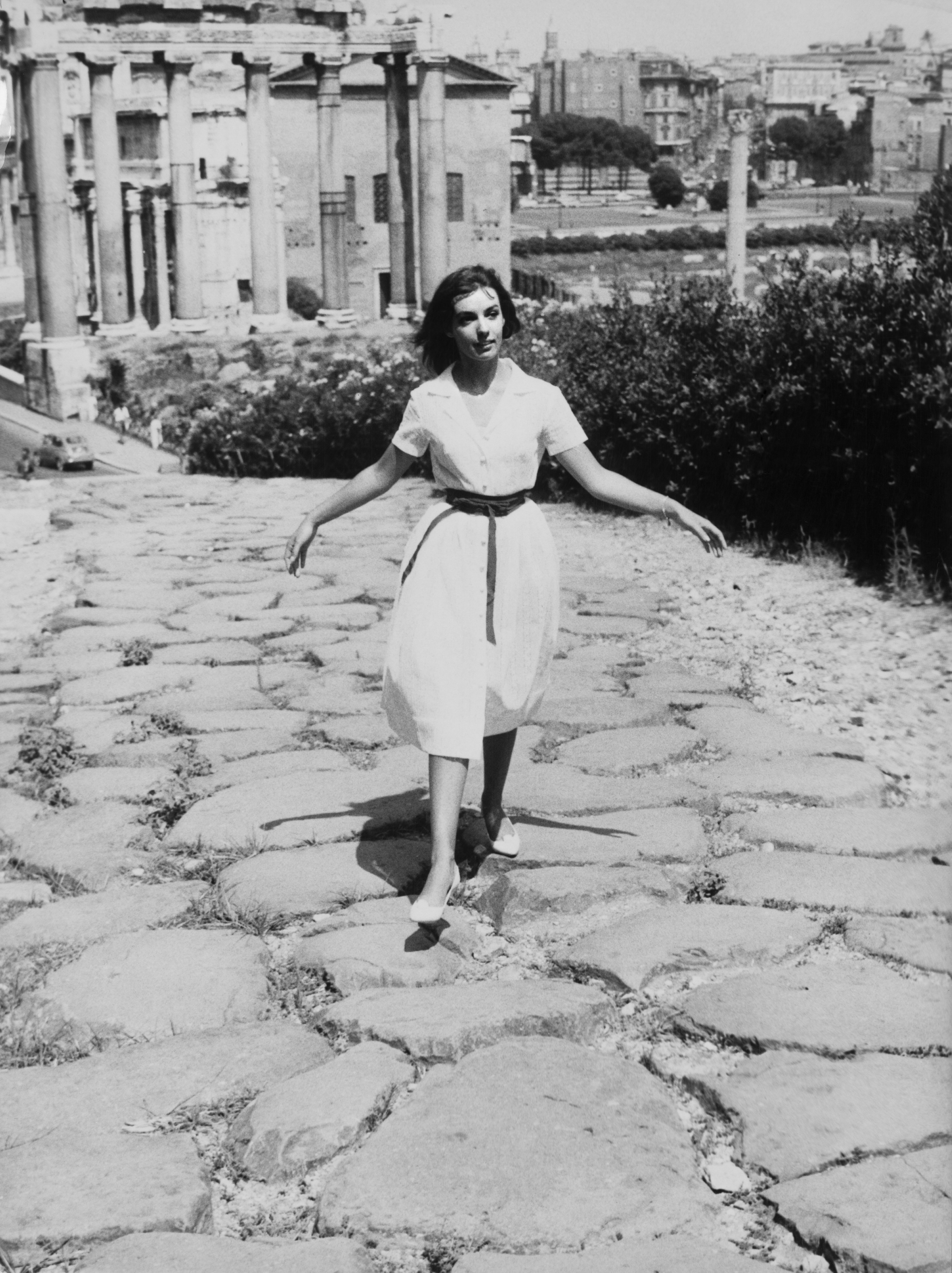 Marie Laforêt visitant l'ancien forum de Rome, en Italie, vers 1961. | Photo : Getty Images