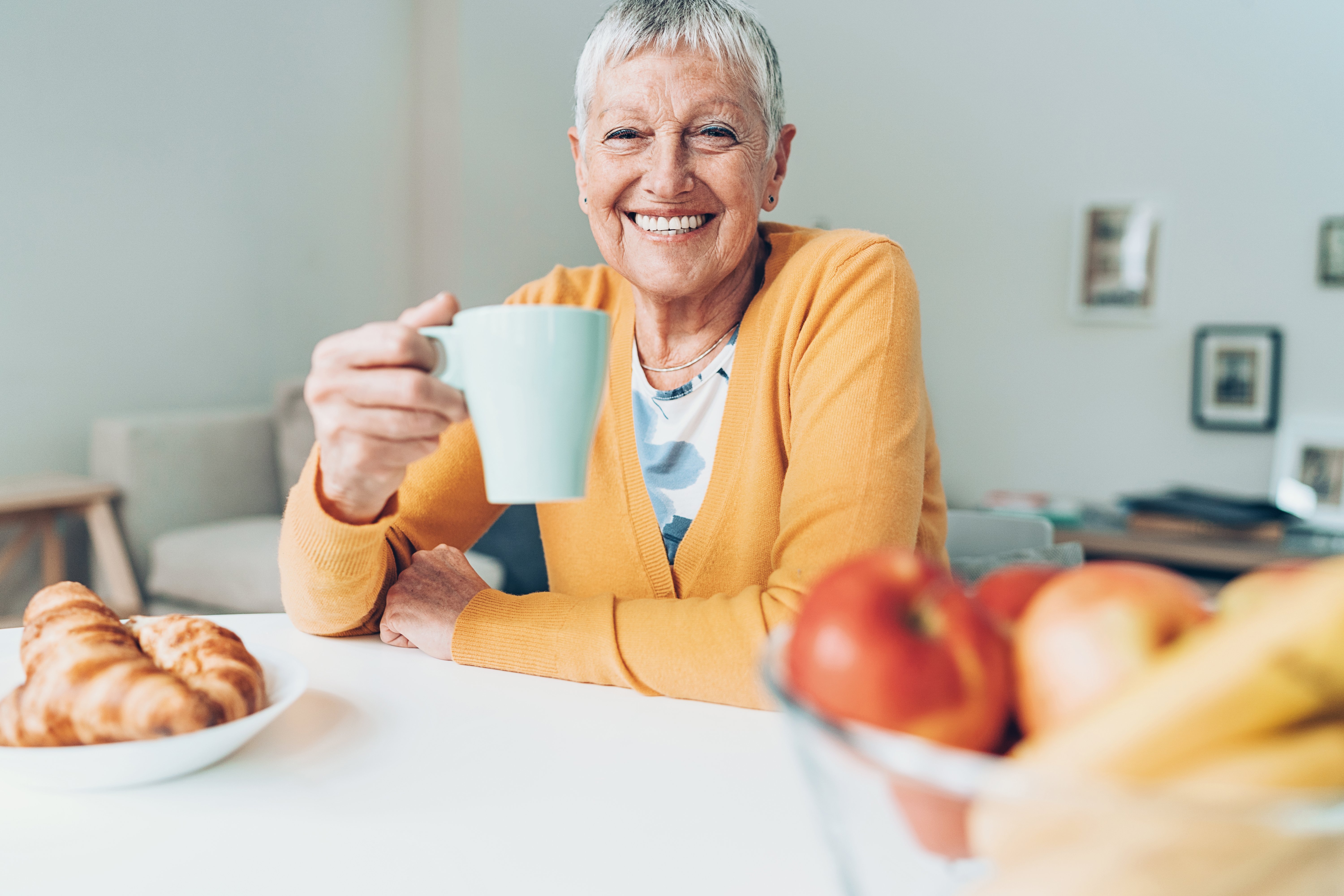 Une femme prenant son petit déjeuner