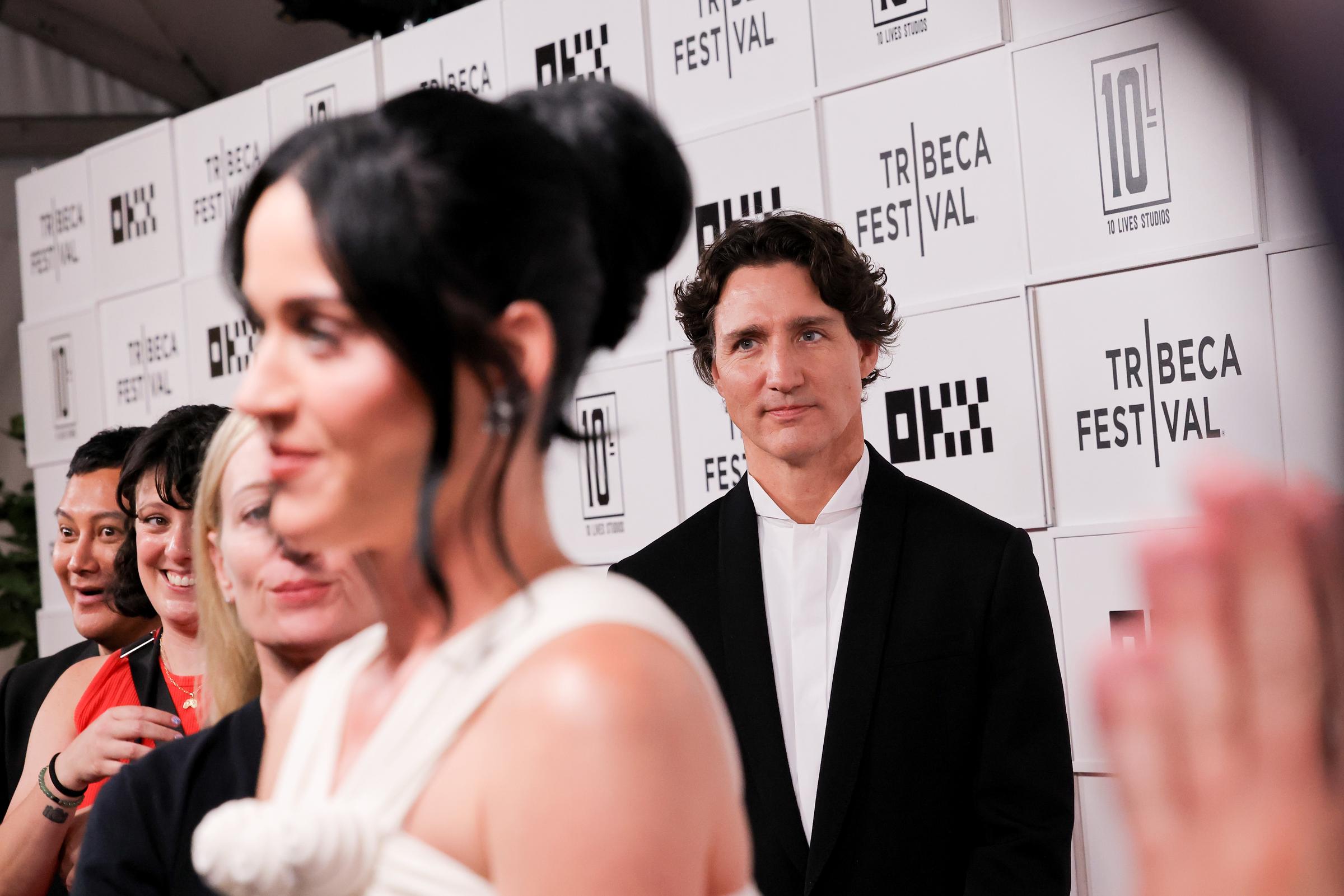 The photo everyone may interpret differently. As Katy Perry interacted with people around her, Justin Trudeau stood in the background with his eyes fixed in her direction, creating one of the evening’s most-discussed candid moments. | Source: Getty Images