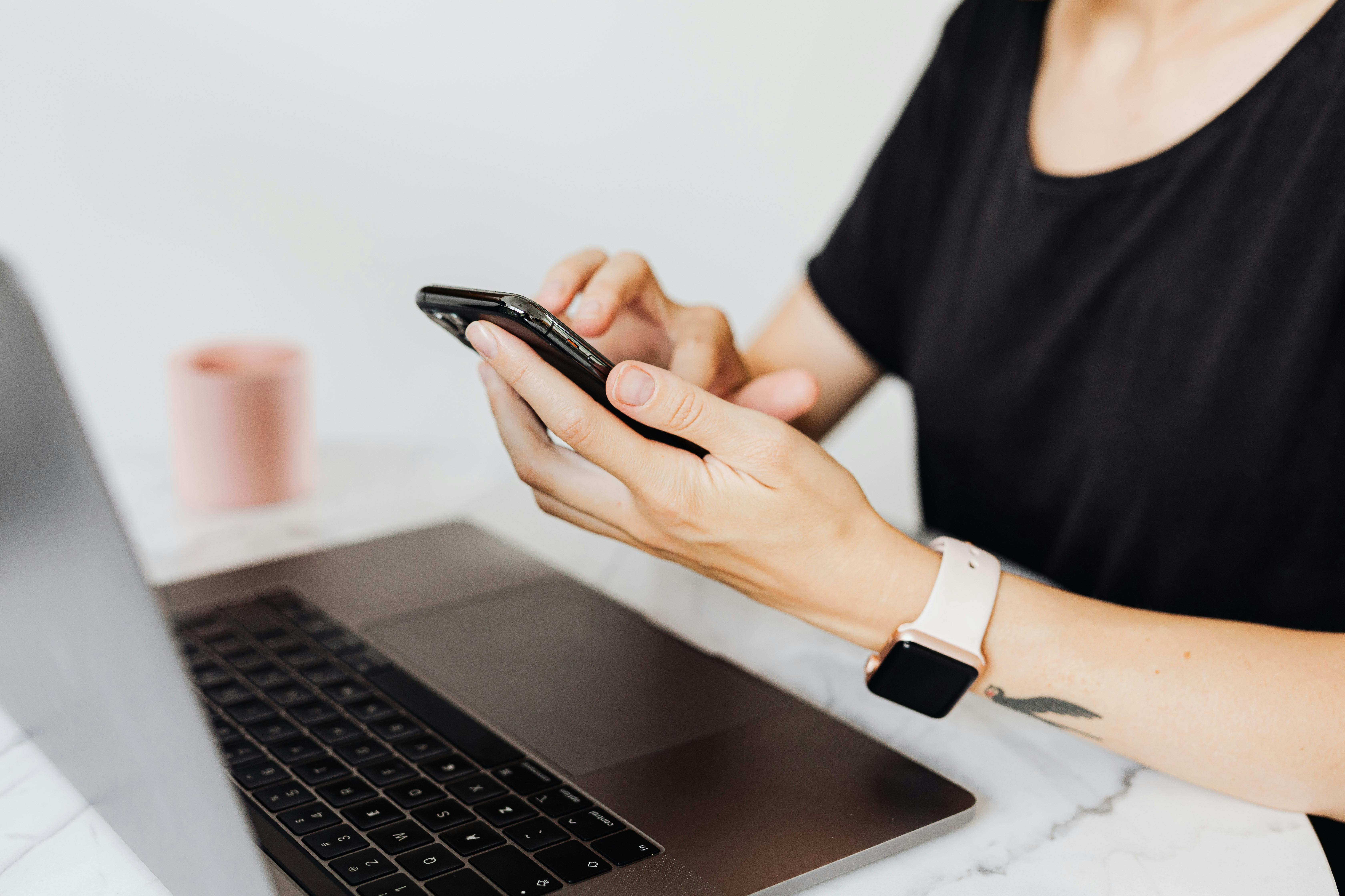 A person using a smartphone | Source: Pexels