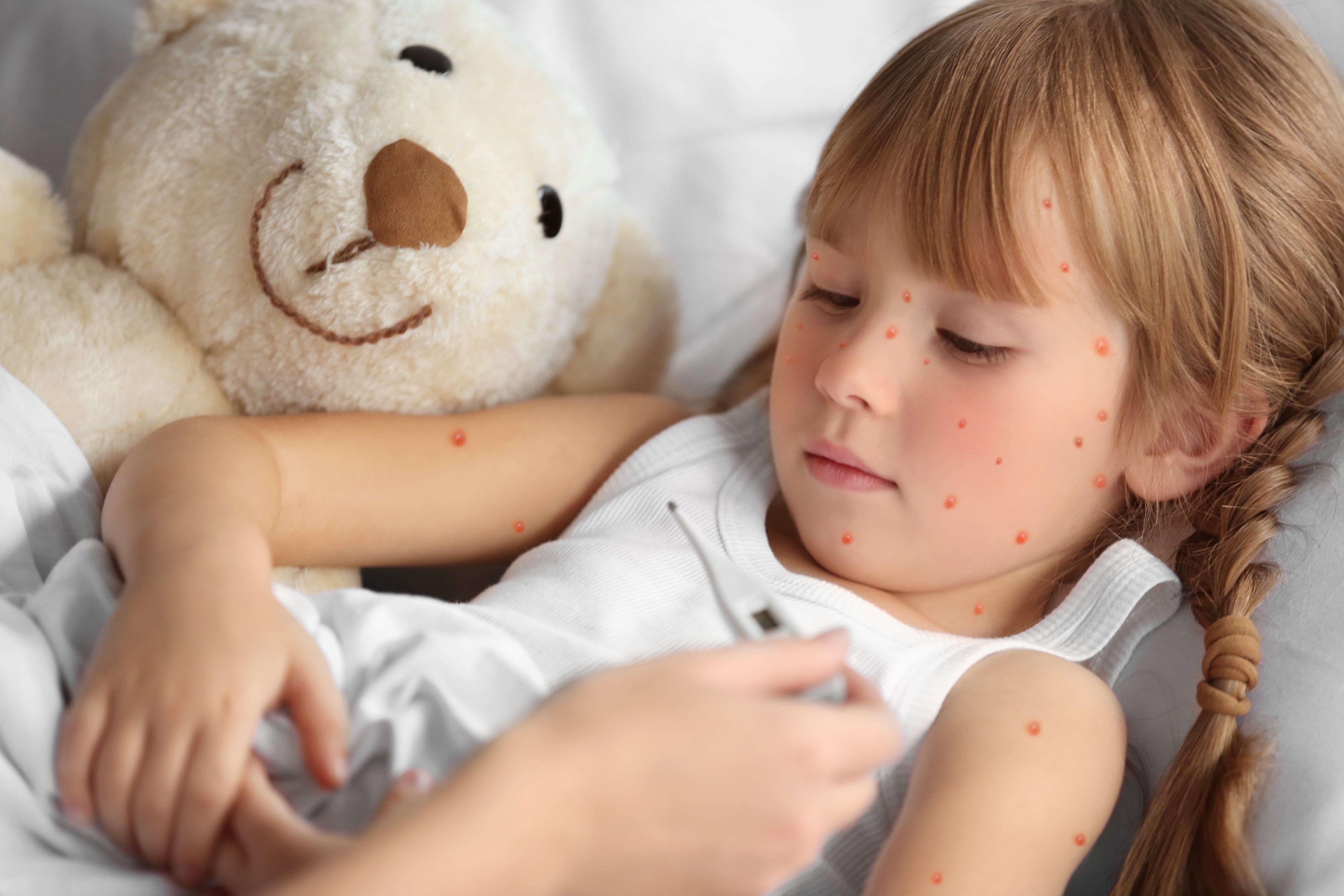Mère mesurant la température de sa fille. | Photo : Shutterstock Mère mesurant la température de sa fille. | Photo : Shutterstock