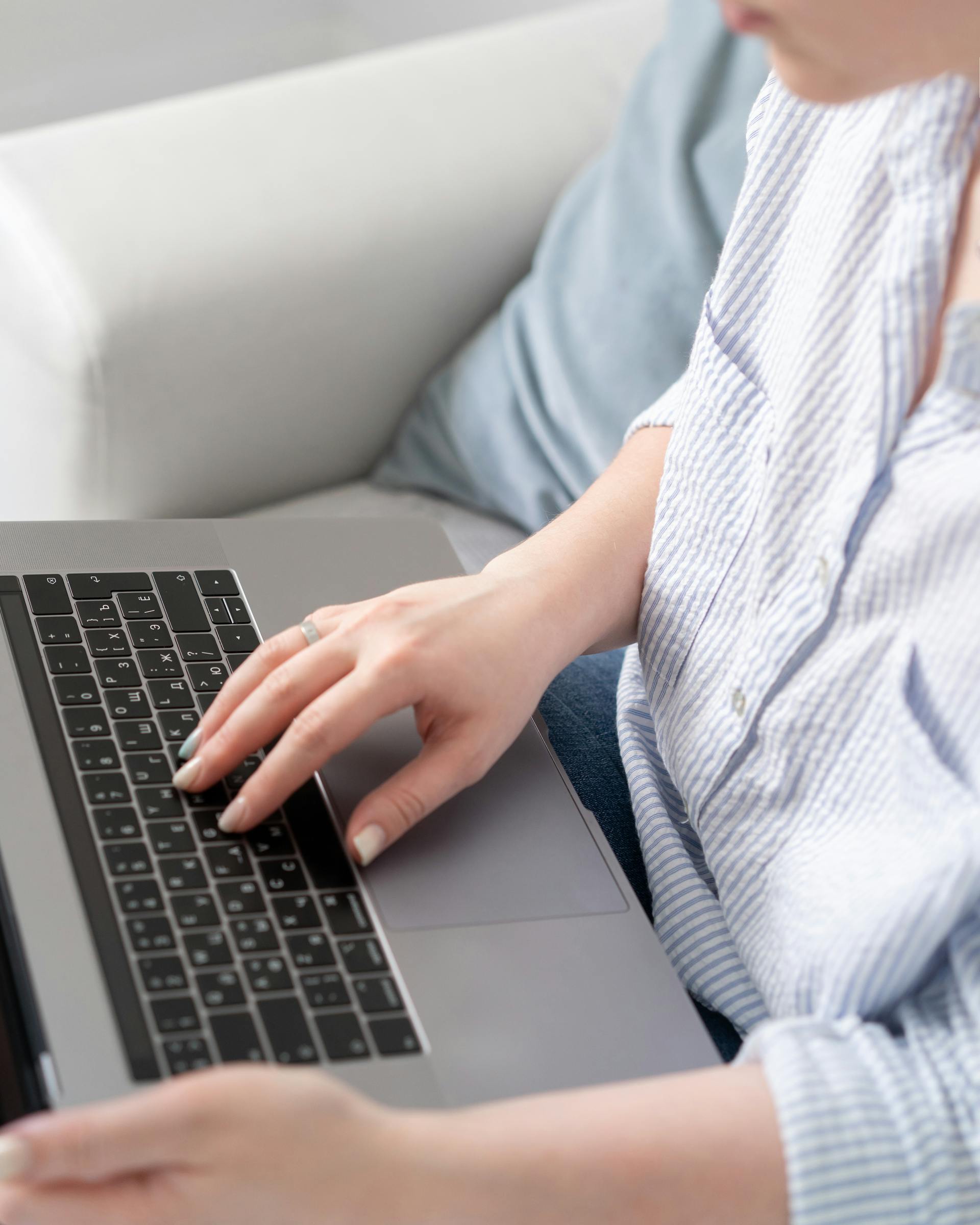 A woman working on her laptop | Source: Pexels