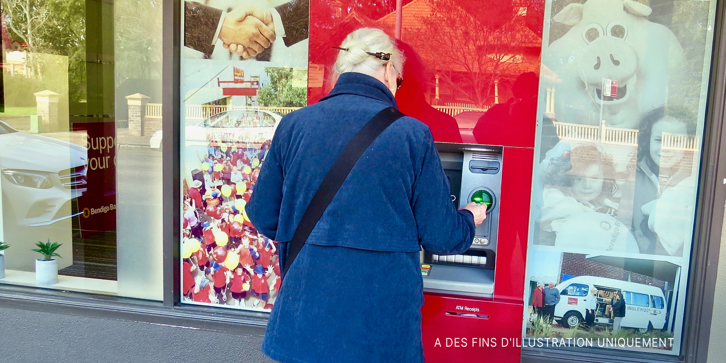 Une femme utilisant un distributeur automatique de billets | Source : Shutterstock