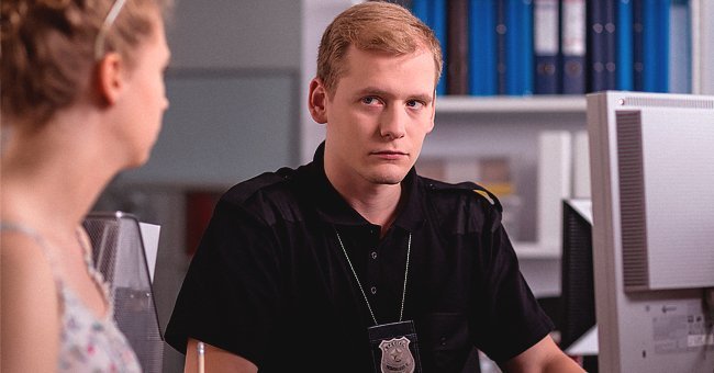 A young Police officer having a conversation with a young woman. | Photo: Shutterstock