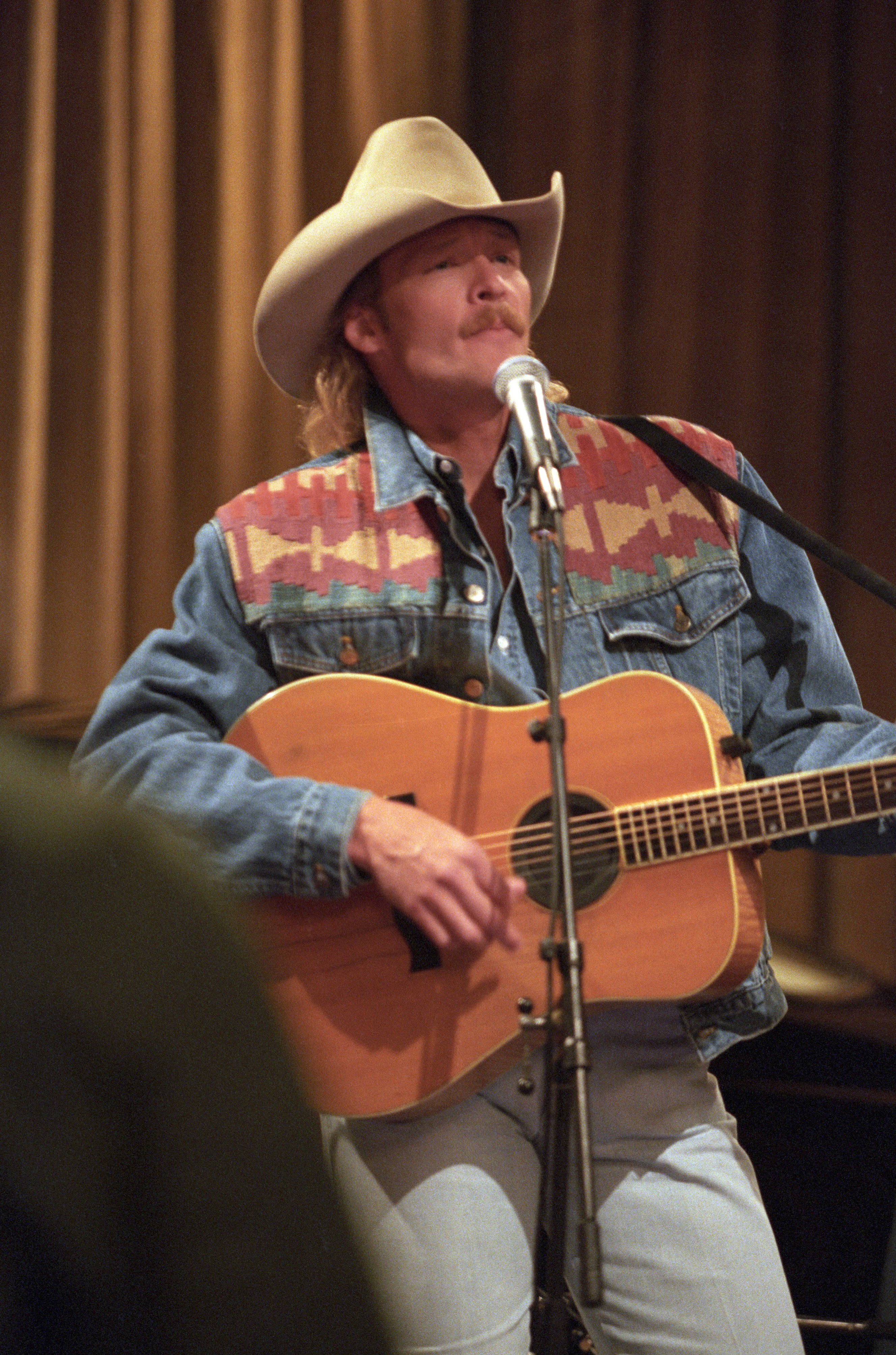 Alan Jackson on "Home Improvement" on December 5, 1995 | Source: Getty Images
