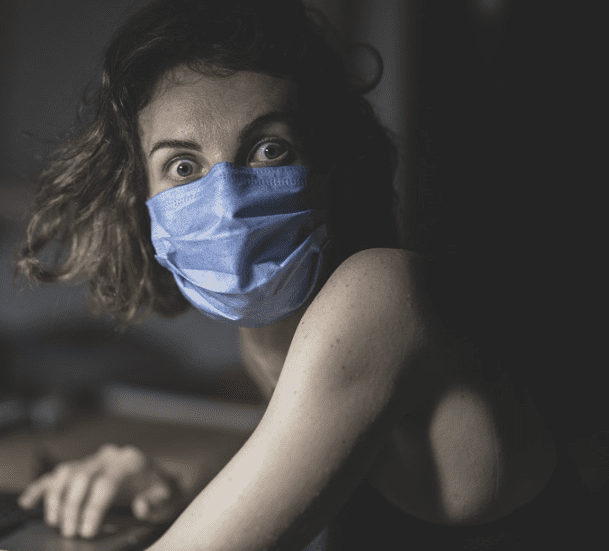 Mujer con mascarilla, sorprendida. │ Foto: Pixabay