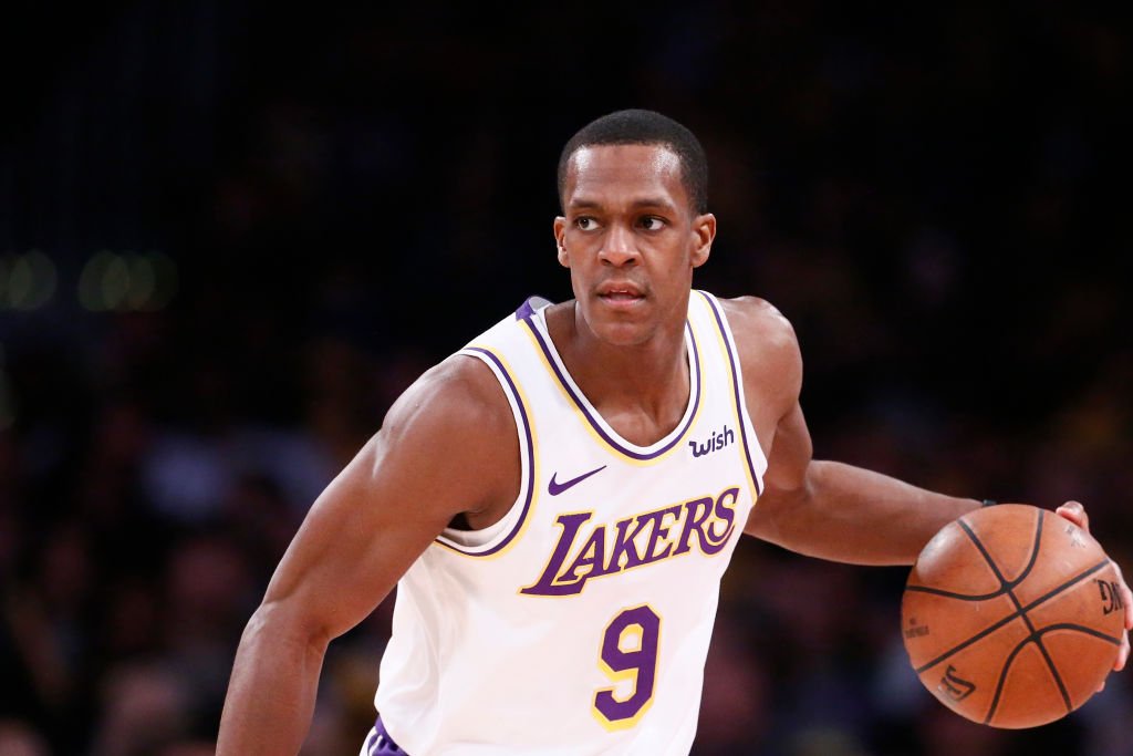 Rajon Rondo handles the ball against the Phoenix Suns on January 27, 2019 at STAPLES Center in Los Angeles | Photo: Getty Images