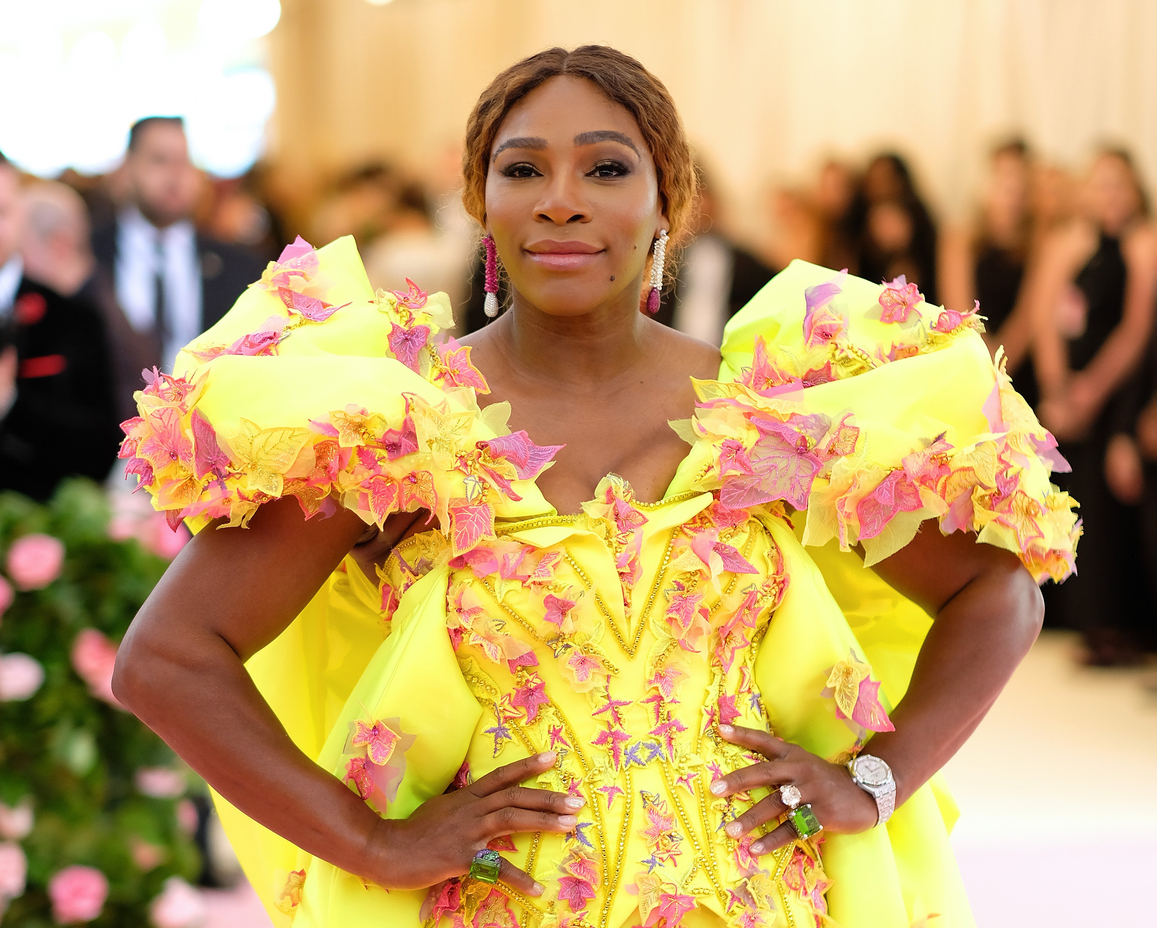 Serena Williams Grabs Attention with Her Huge Afro & Stunning Glow