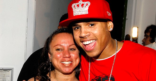 Chris Brown and his mom, Joyce Hawkins. | Photo: Getty Images