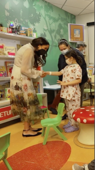 Meghan Markle interacting with a child during her visit to the Children’s Hospital Los Angeles posted on April 2, 2024 | Source: Instagram/extratv