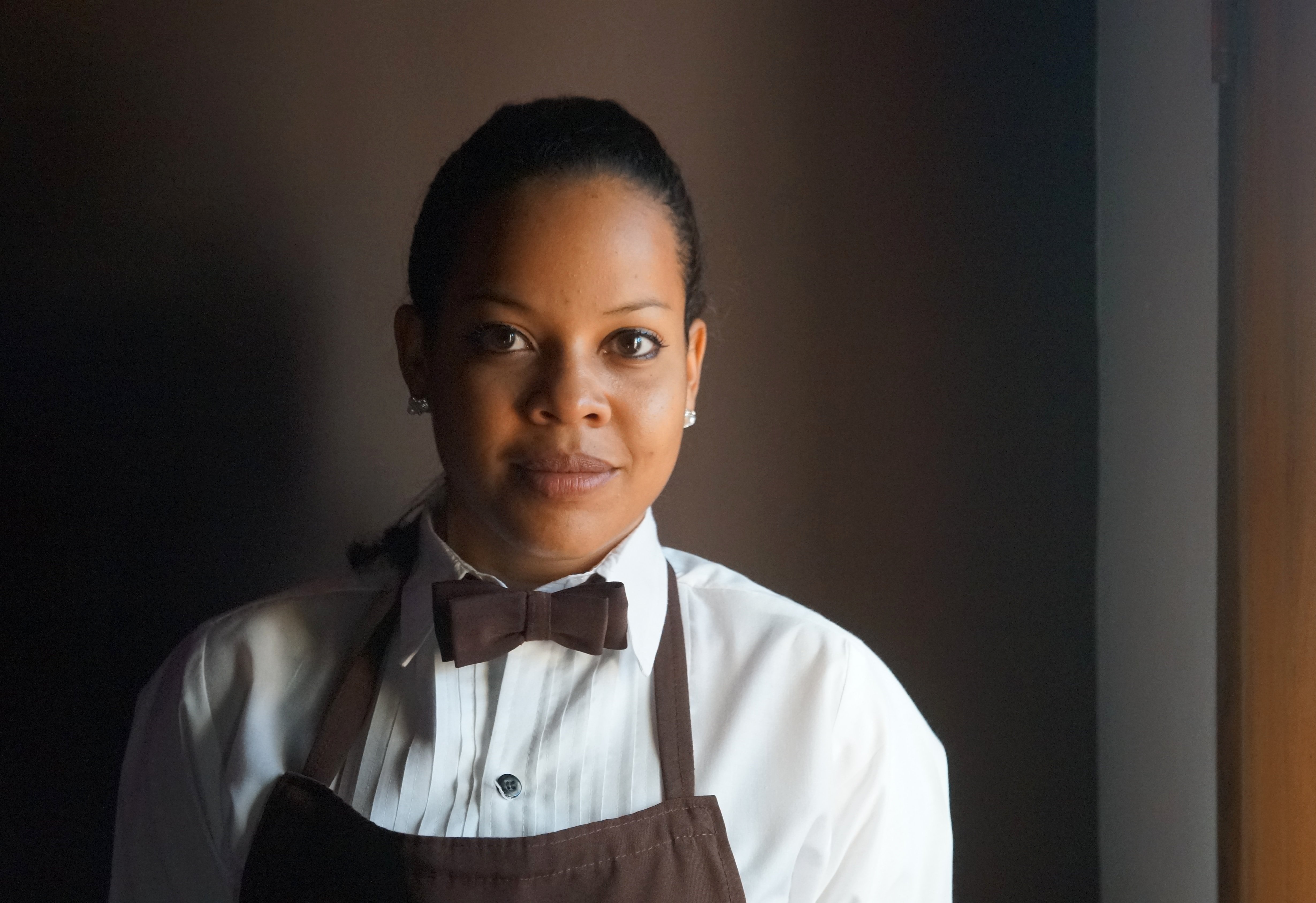 A waitress wearing a brown apron. | Source: Unsplash