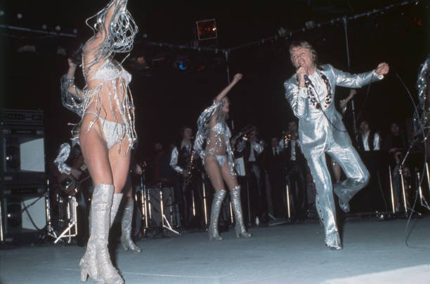 L'illustre chanteur Claude François prestant sur scène | Sources : Getty Images
