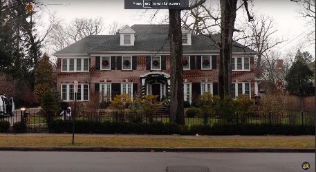 The "Home Alone" house in Chicago, Illinois posted on December 21, 2022 | Source: YouTube/Going to the Movies!