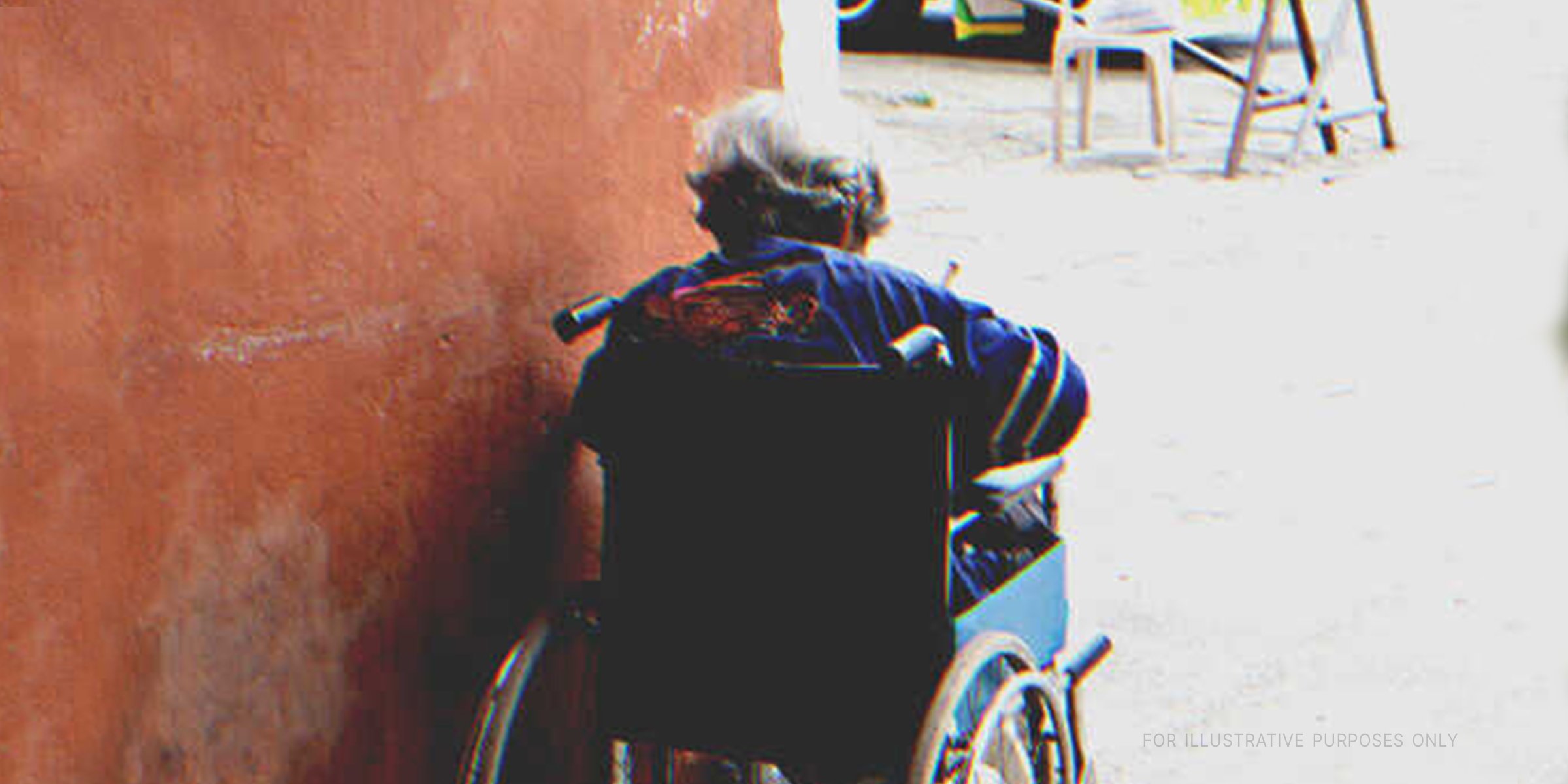 Ältere Frau in einem Rollstuhl | Quelle: Shutterstock