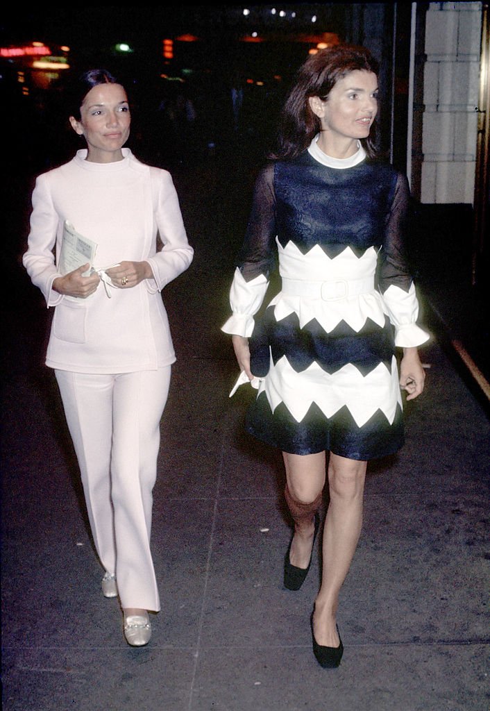 Lee Radziwill and Jackie Onassis at the Alvin Theatre in New York City, New York in 1970. | Source: Getty Images