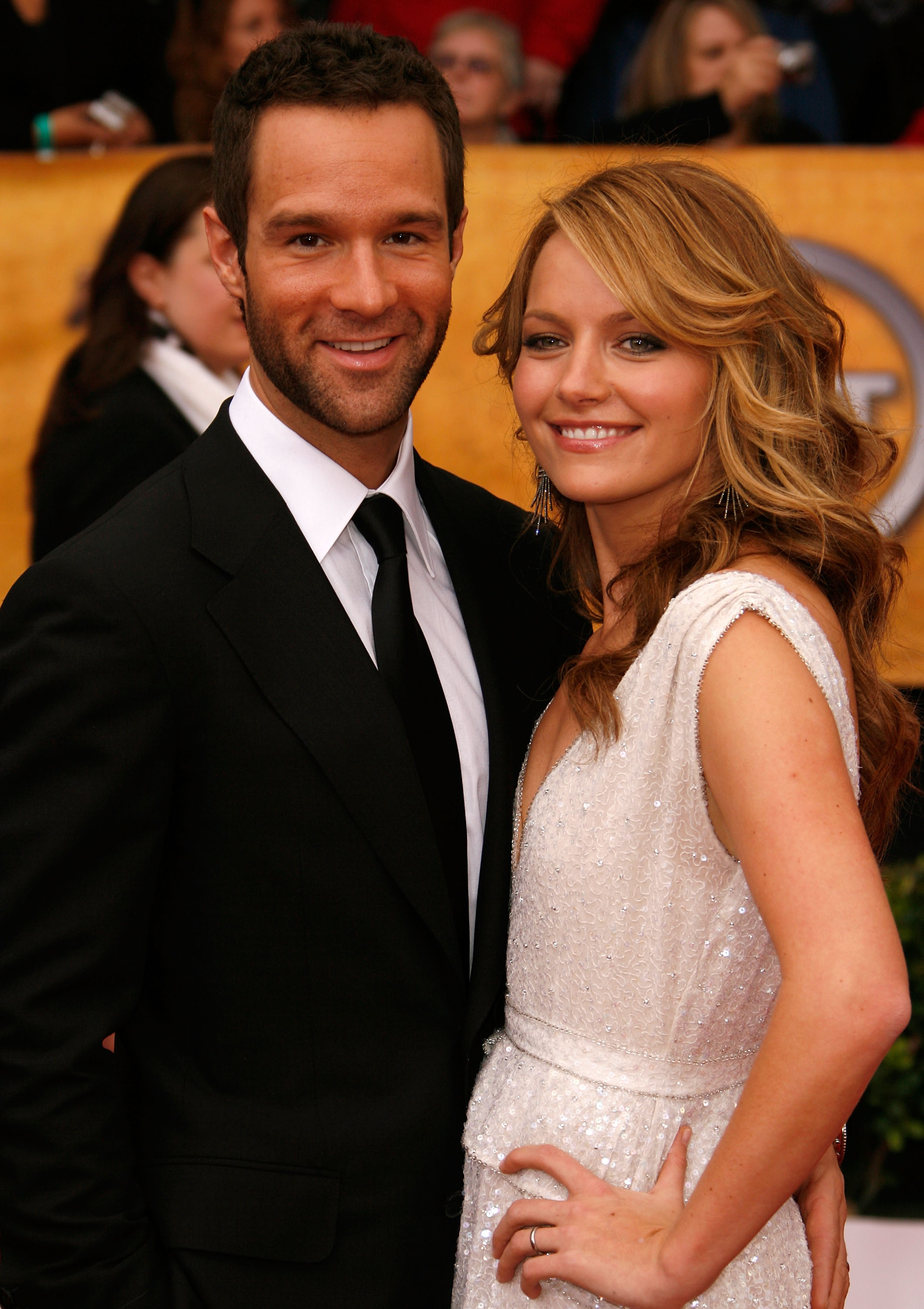Chris Diamantopoulos and Becki Newton at the Shrine Auditorium on January 27, 2008, in Los Angeles, California. | Source: Getty Images