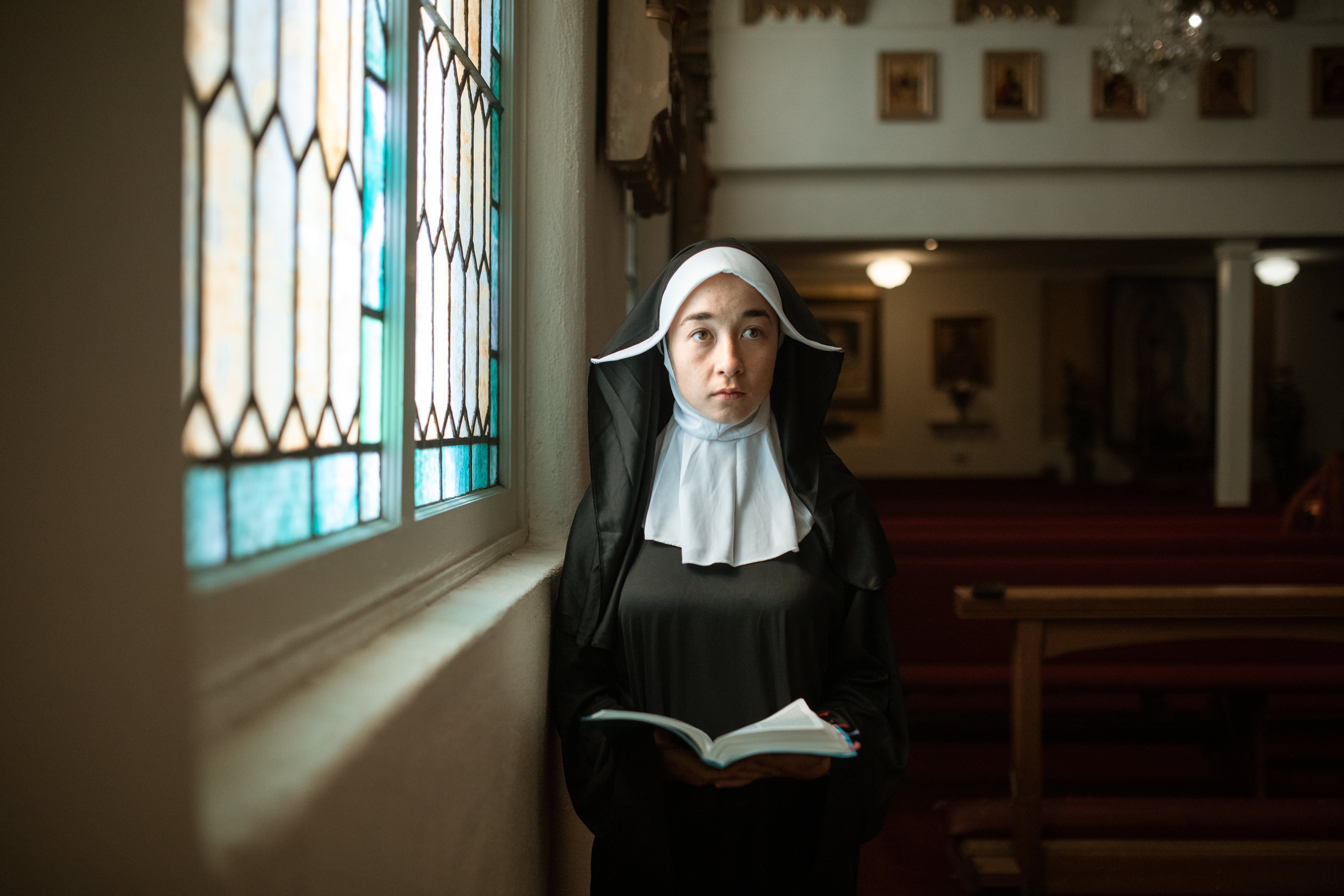 A nun holding a bible. | Source: Pexels