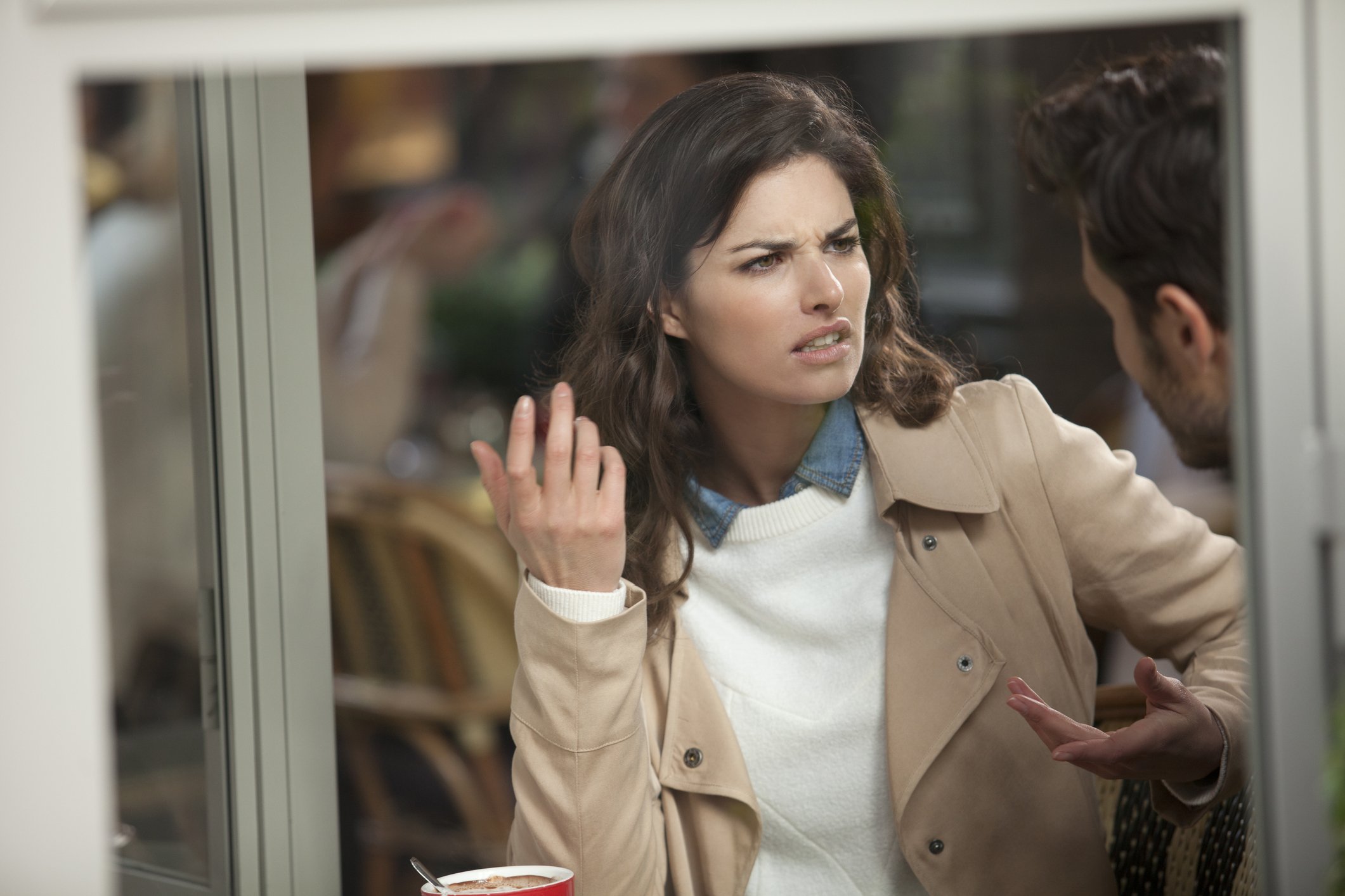 Paar streitet in einem Café. I Quelle: Getty Images