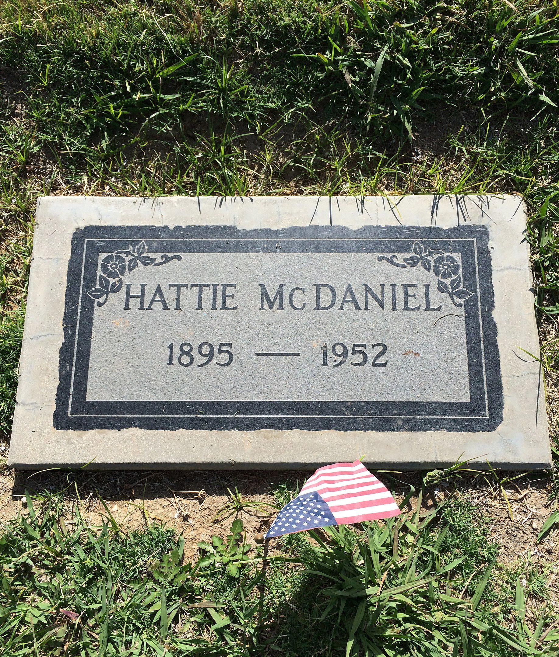 Grave of Hattie McDaniel at Angelus Rosedale Cemetery, Los Angeles, California, USA | Photo: Wikimedia Commons Images Grave of Hattie McDaniel at Angelus Rosedale Cemetery, Los Angeles, California, USA | Photo: Wikimedia Commons Images