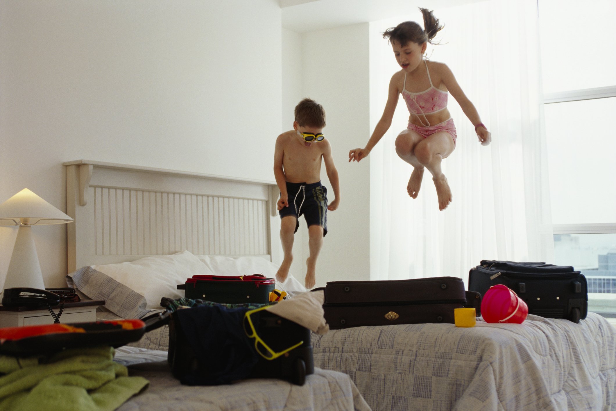 Kinder springen auf Bett I Quelle: Getty Images