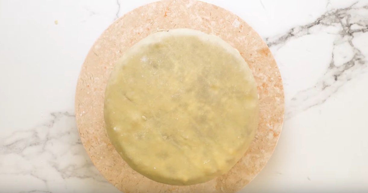 Zubereitung des Kuchens | Quelle: YouTube/ RecipeTinEats