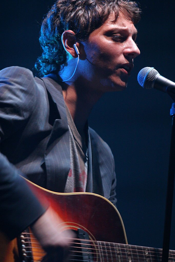 Le chanteur RAPHAEL à la guitare, sur scène lors d'un concert à Châteaubriant, près de Rennes . | Photo : Getty Images Le chanteur RAPHAEL à la guitare, sur scène lors d'un concert à Châteaubriant, près de Rennes . | Photo : Getty Images