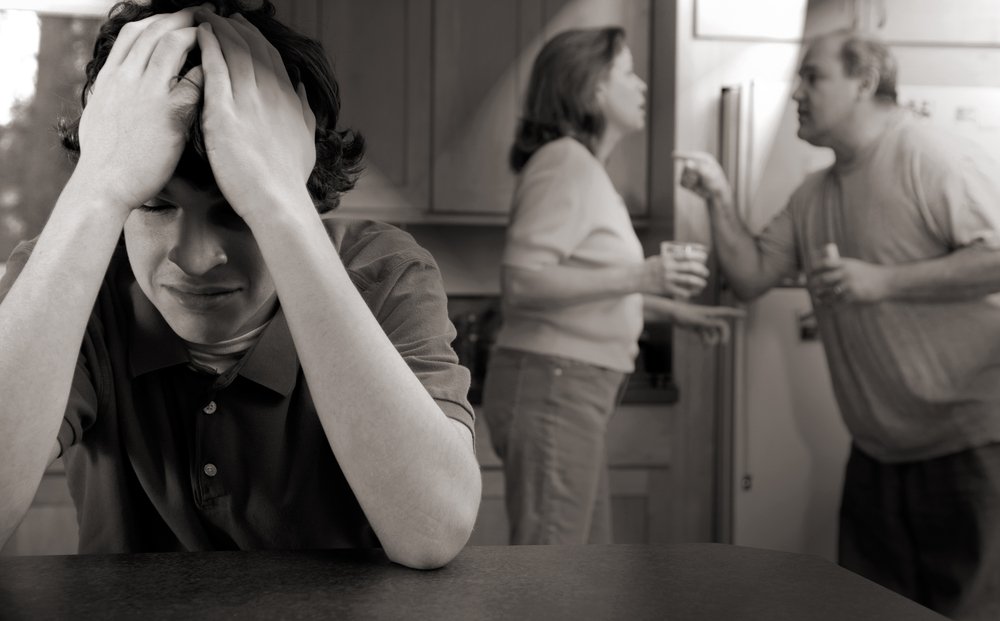 Joven triste mientras sus padres pelean. | Foto: Shutterstock