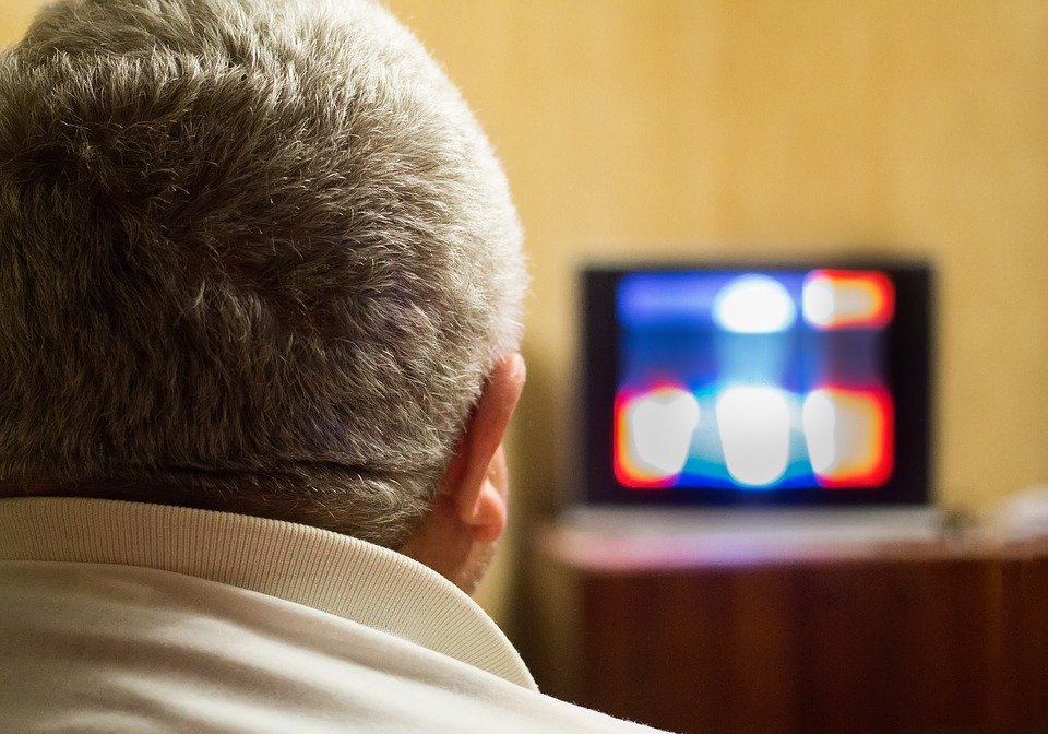 A man watching a television show. | Photo: Pixabay